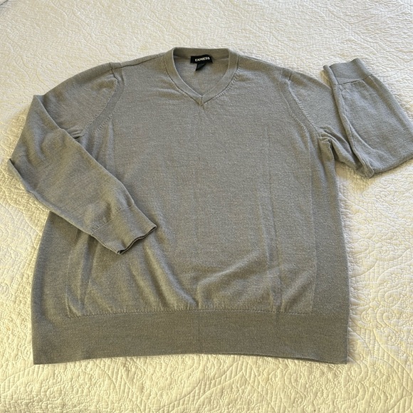 Express Men’s 100% Merino wool long sleeve sweater in light gray size large. - Picture 4 of 10